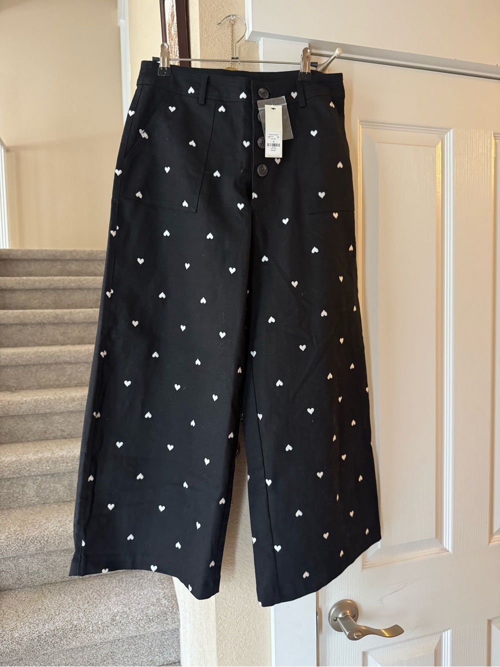 NWT White Heart Print Black Wide Leg Cropped Pants